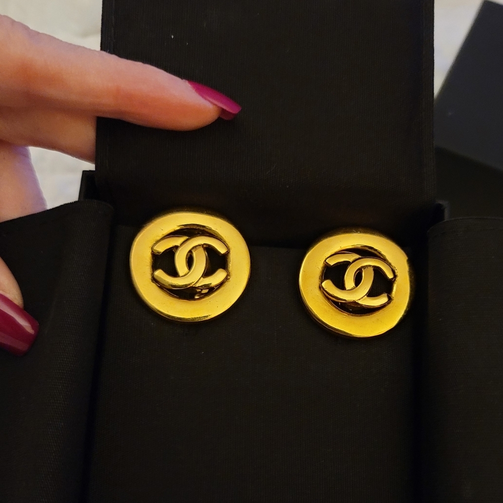 AUTH Chanel Vintage CC Gold Tone Clip On Earrings/ PRISTINE
